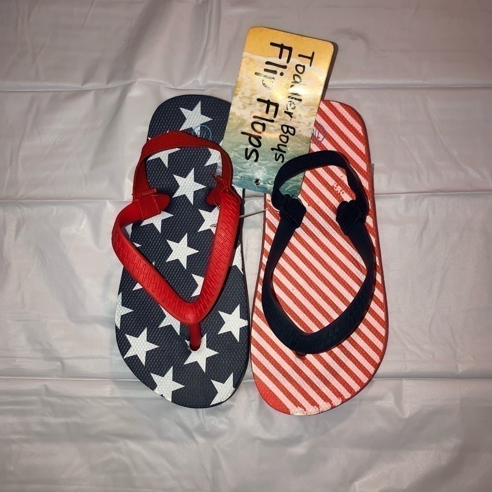Boys flip flops size Medium (7/8) American flag print thong sandals NWT!